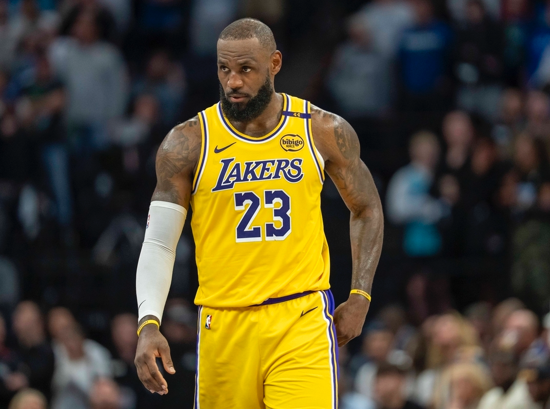 旧将：跟詹姆斯当队友不用背锅！什么都不做都能出名！