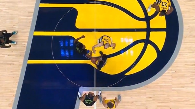 乐竞体育app官网-🤣笑尿！奎因中场跳球时四次提前起跳 然后最后一次没有跳